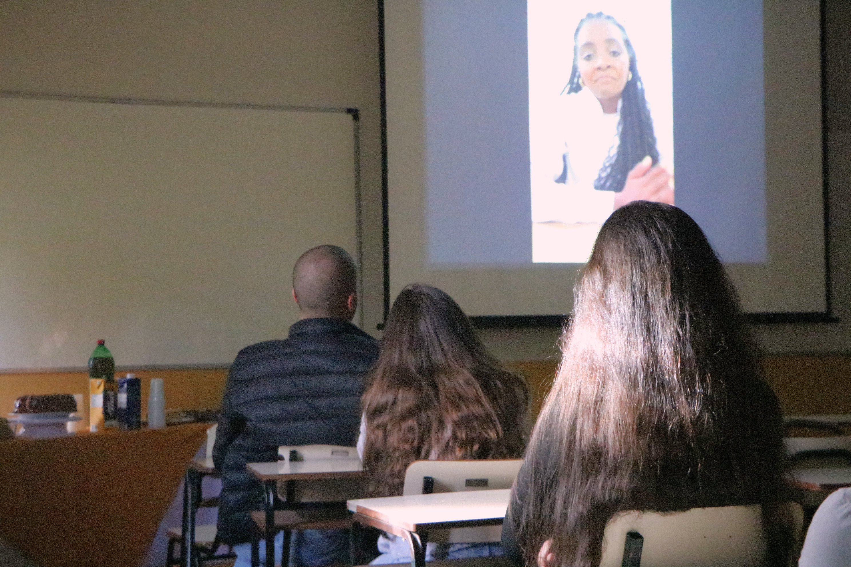 Docente Patrícia Aparecida apresenta o curso para os calouros do curso.