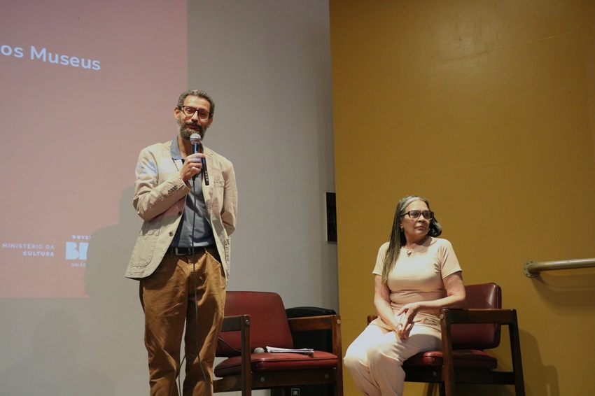 Gilson e Gedida apresentando o diagnóstico de acessibilidade nos museus da cidade