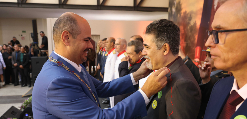 Reitor Luciano recebe medalha na cerimônia
