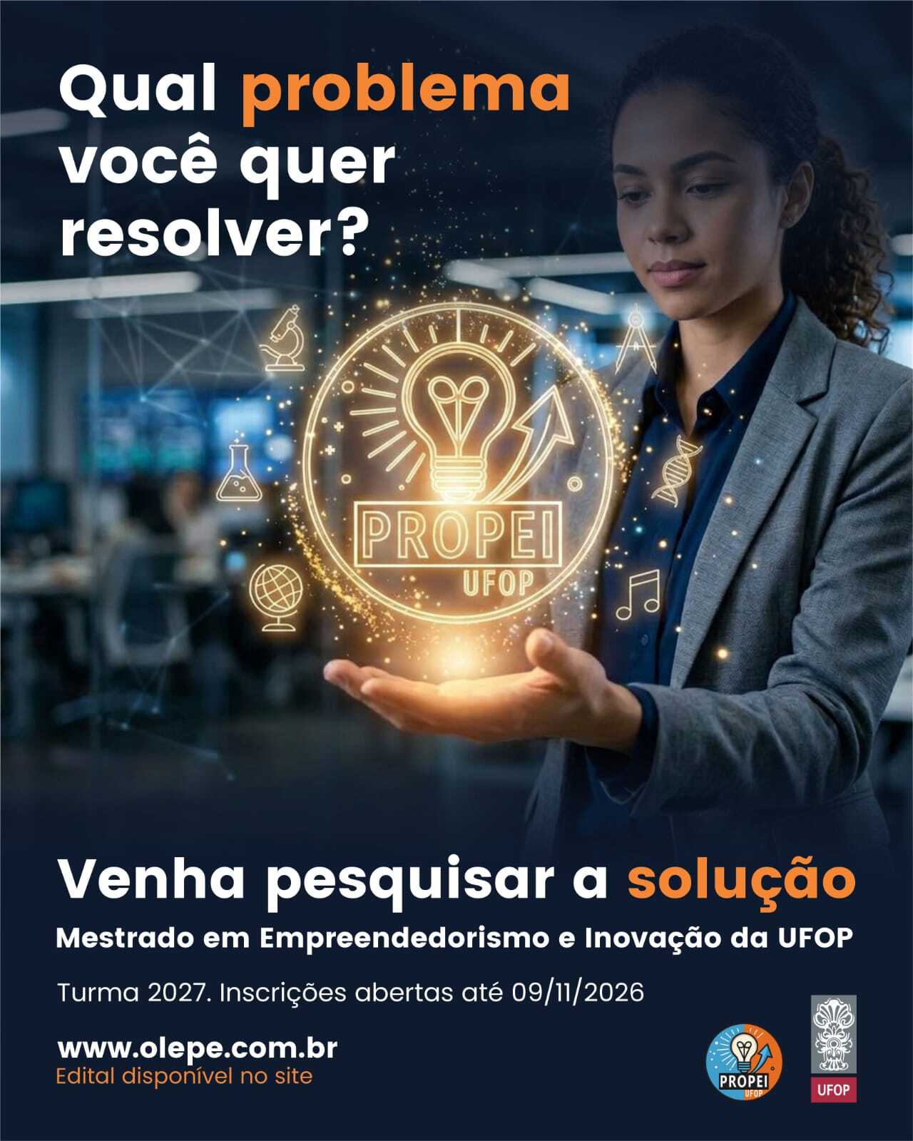Cartaz de divulgação do Mestrado em Empreendedorismo e Inovação da Universidade Federal de Ouro Preto (UFOP). A imagem apresenta uma mulher de blazer cinza em um ambiente de pesquisa e inovação, segurando uma representação luminosa de uma lâmpada com o lo