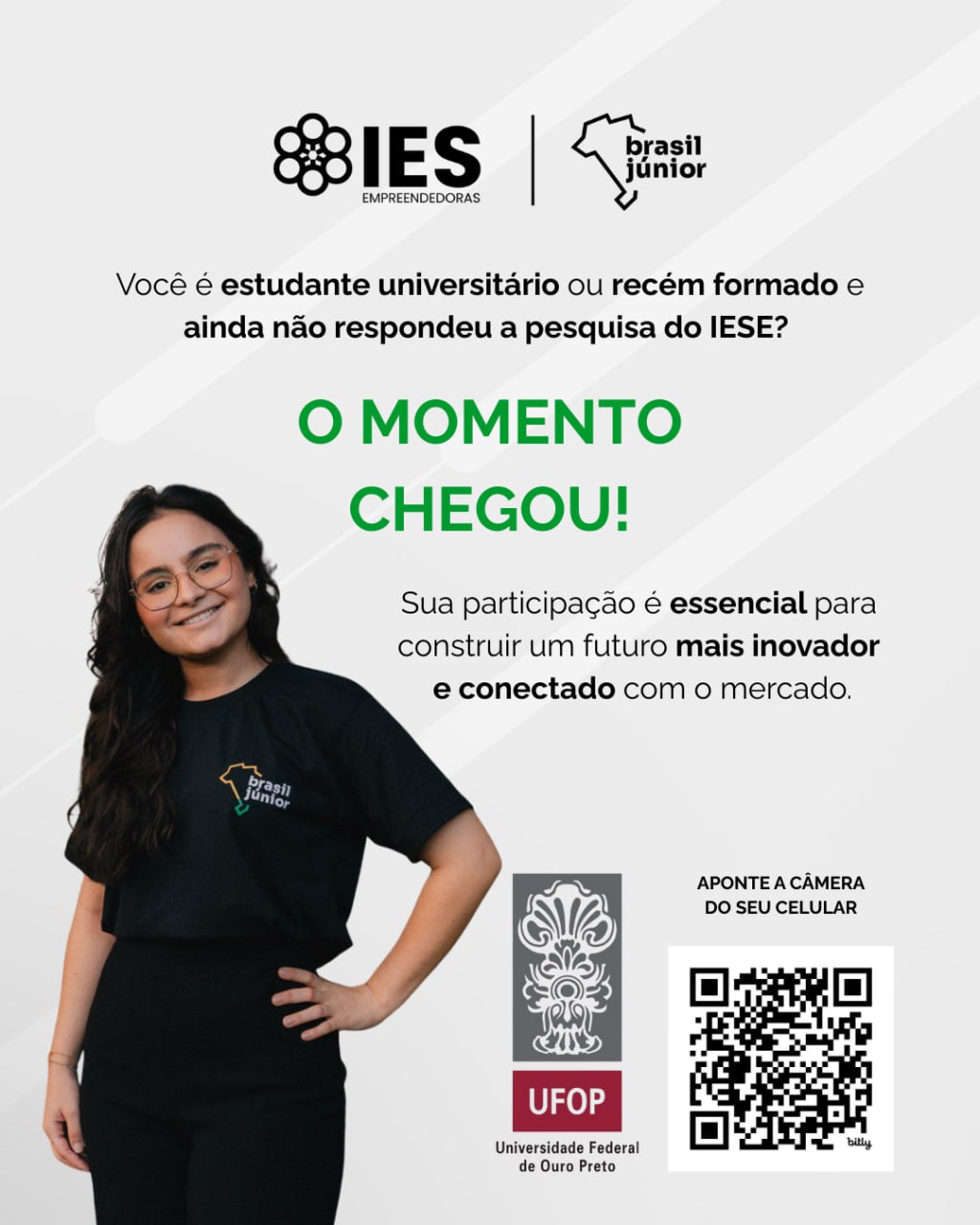 cartaz da Brasil Júnior anuncia pesquisa sobre empreendedorismo no ensino superior.  Observa-se uma estudante de óculos, vestida de preto com a logo da Brasil Júnior em verde e amarelho. A Logo da UFOP e um QR Code.  O texto "O momento chegou" em verde. 