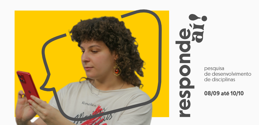 Arte da pesquisa de desenvolvimento de disciplinas, com a frase 'responde aí!' em destaque. Ao lado, pessoa de cabelos cacheados e camiseta clara segura um celular vermelho sobre fundo amarelo com balão de fala.