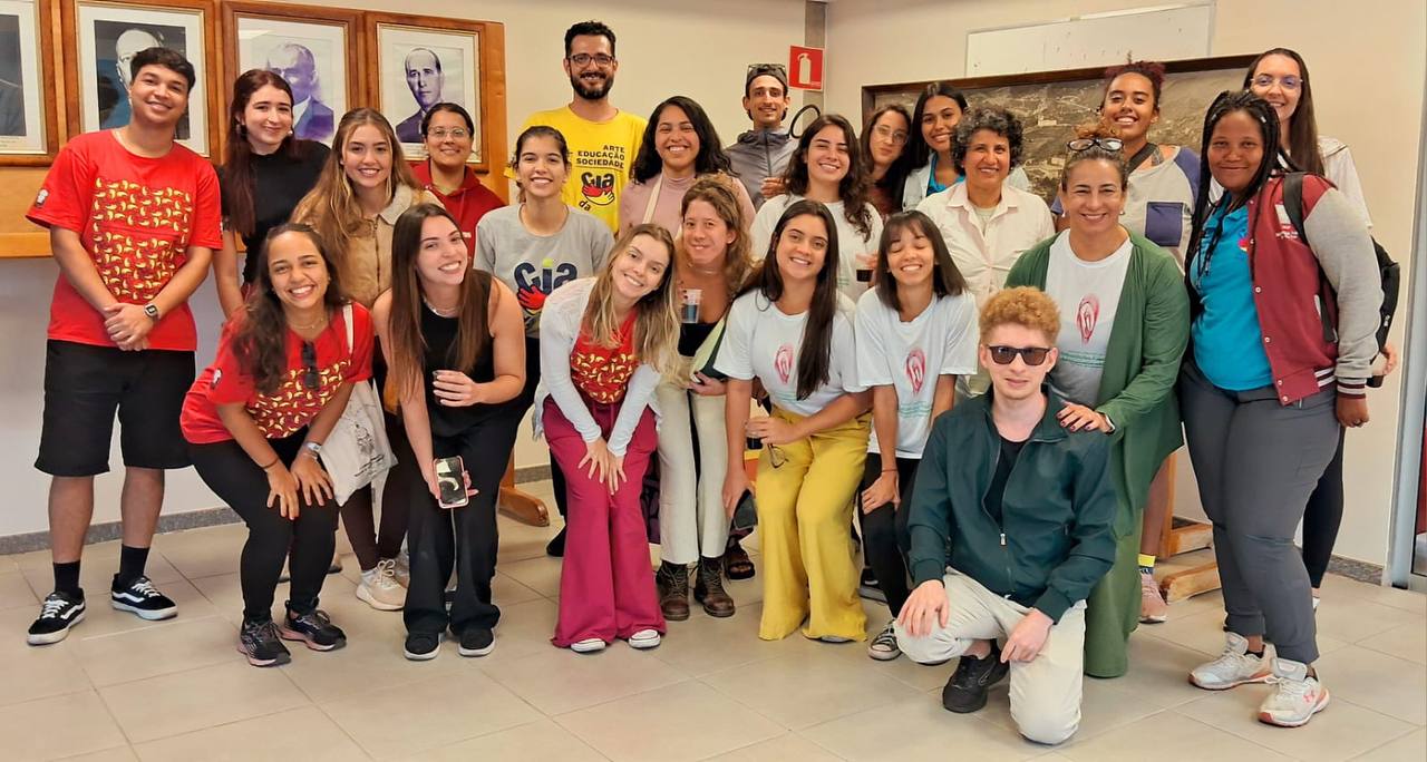 Professores e bolsistas do projeto posam para foto.