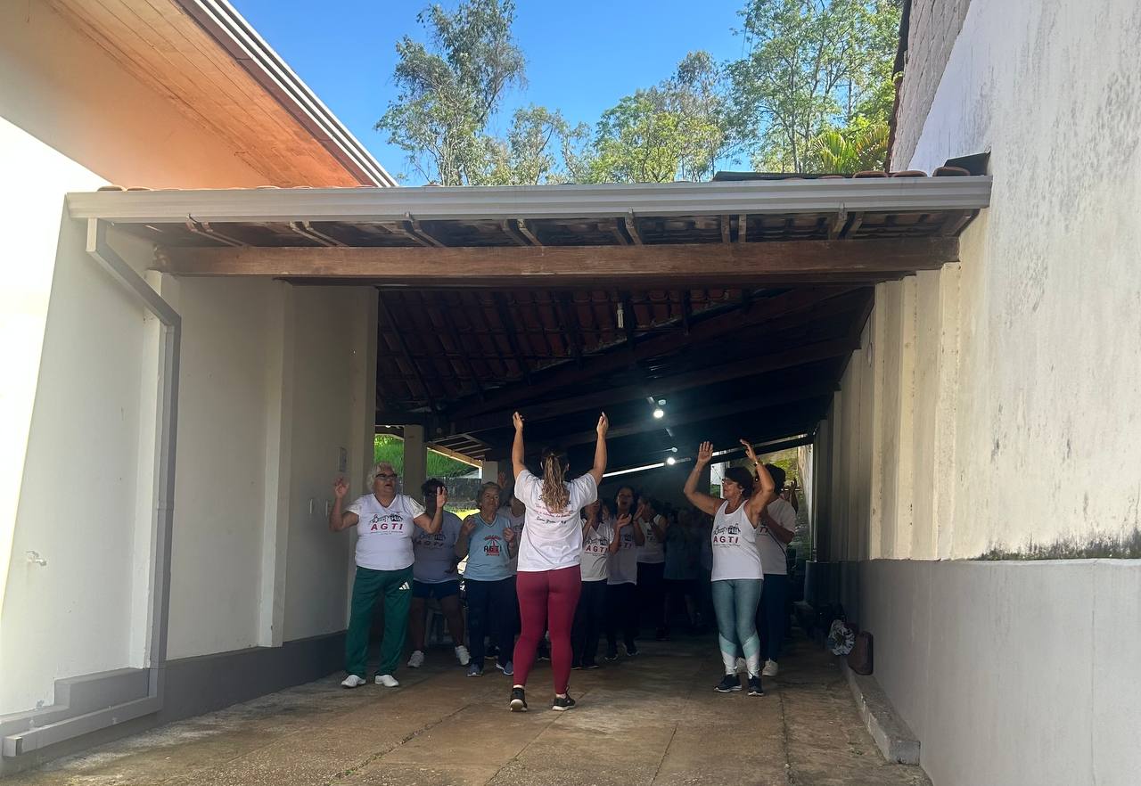 Participantes do AGTI durante atividade de ginástica dançante.