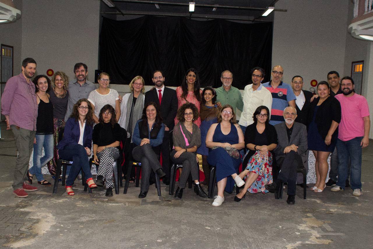 Membros da primeira gestão do PPGCOM e convidados posando para foto no evento de abertura, em 2015. 