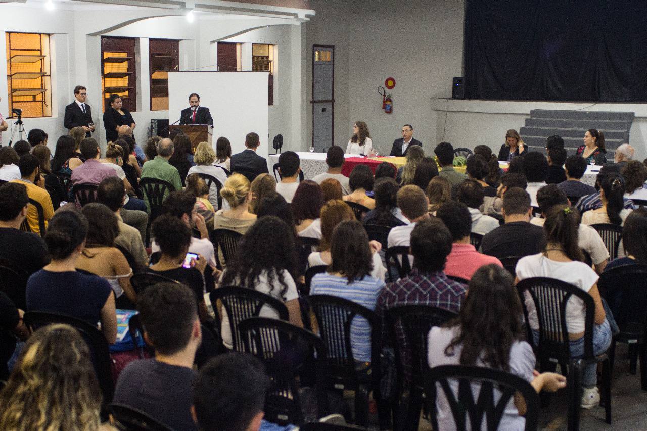 Auditório do ICSA repleto durante evento de abertura do PPGCOM, em 2015.