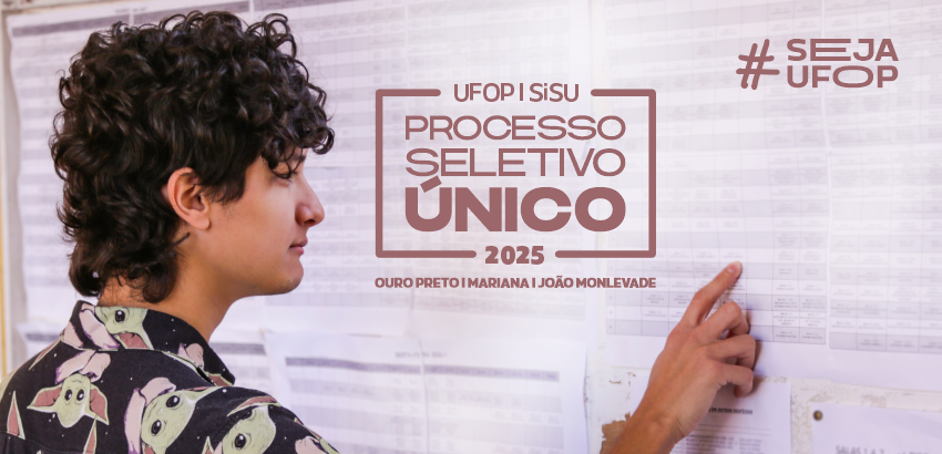 Um jovem branco de cabelos pretos cacheados, em frente a um mural, checa uma lista. No centro, há o texto: "UFOP SiSU 2025 - Processo Seletivo Único - Ouro Preto, Mariana, João Monlevade"