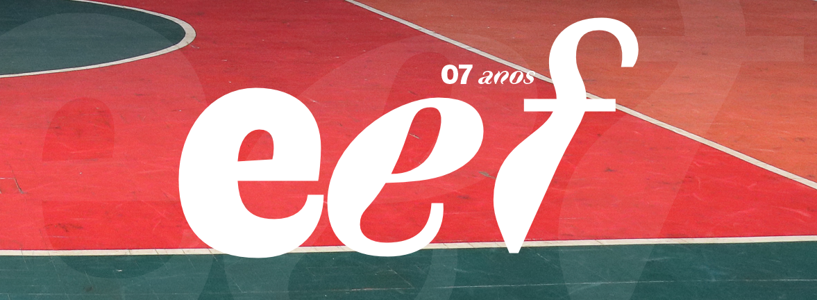 Quadra esportiva com piso vermelho e verde ao fundo. Em destaque, sobreposição gráfica com as letras “eef” em branco e a inscrição “07 anos”, indicando a comemoração do aniversário da Escola de Educação Física, em estilo visual moderno e institucional.