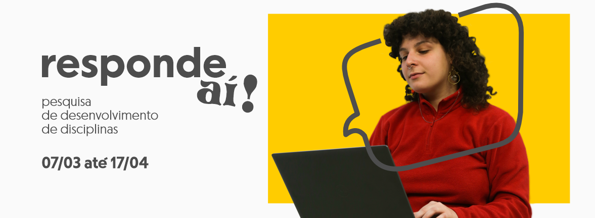 Banner com fundo cinza e amarelo. À esquerda, o texto “responde aí! pesquisa de desenvolvimento de disciplinas” e o período “07/03 até 17/04”. À direita, pessoa de blusa vermelha usa notebook, destacada por um balão de fala contornado sobre fundo amarelo.