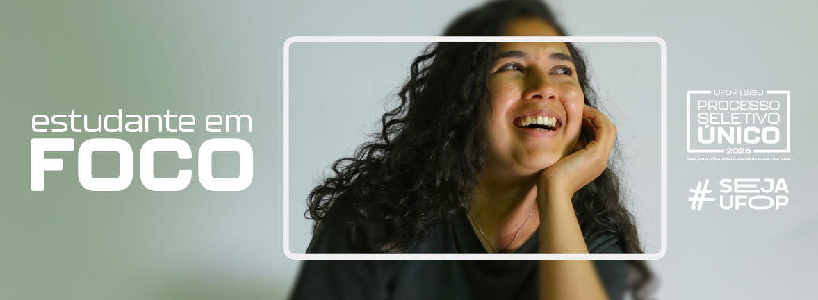 No centro, sobre fundo claro, uma mulher branca de cabelos cacheados sorri, com a mão apoiada no rosto. À esquerda, texto “estudante em foco”. À direita, informações do Processo Seletivo Único UFOP SiSU 2026 e hashtag #SejaUFOP.