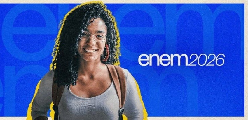 Imagem com jovem negra de óculos, cabelos cacheados e soltos, com sorriso  em  primeiro plano. Com fundo azul, o anúnicio de isenção da taxa para realizar  o Enem 2026 começaram, de acordo com o Inep.