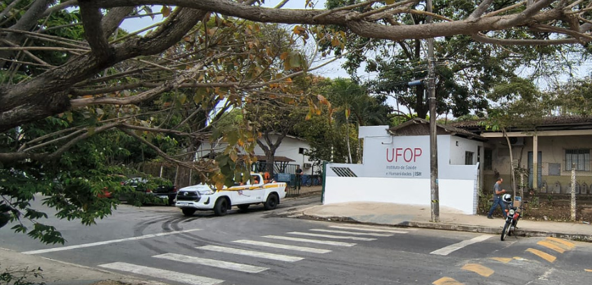 Foto da fachada do campus. A entreda do prédio e cinza e tem, pintado em vinho: UFOP - Instituto de Saúde e Humanidades - ISH