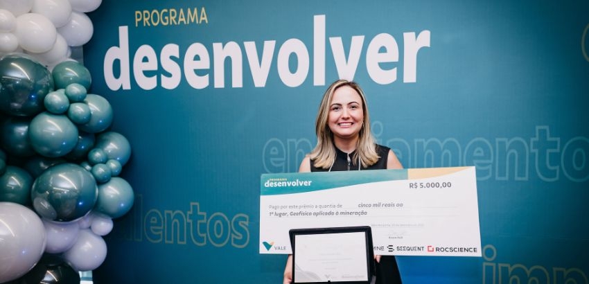 Nayara Almeida segura certificado e prêmio de R$ 5 mil durante cerimônia do Programa Desenvolver, em Belo Horizonte.