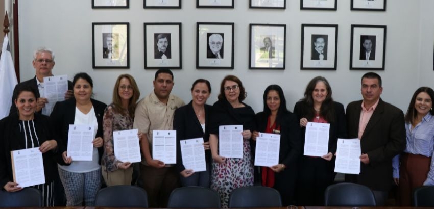 Fotografia da assinatura de convênios com universidades cubanas
