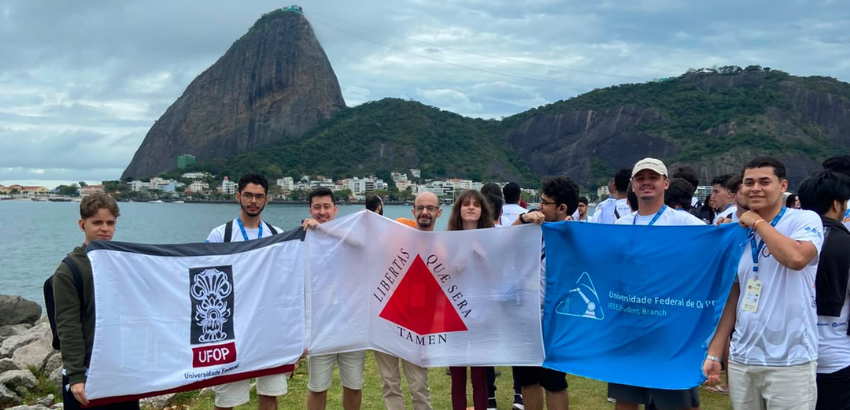 Alunos da UFOP que patrticiparam do congresso posam para foto