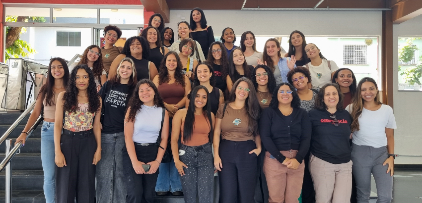 Imagem traz trinta estudantes do curso de ciências da computação da UFOP e docentes que participaram do primeiro encontro da Computação voltada a debates sobre a questão de gênero na área. Elas se prosicionaram na escada para foto.