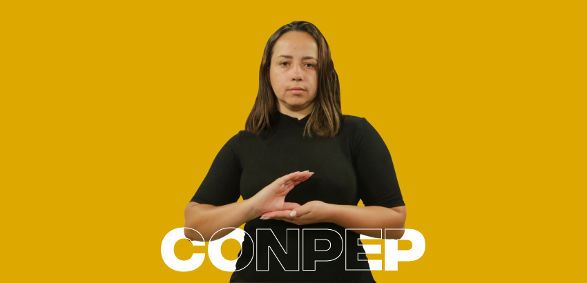 Conpep Mulher de camiseta preta em frente a um fundo amarelo, fazendo um sinal com as mãos semelhante à letra 'C' em Libras. Abaixo dela, está escrito 'CONPEP' com parte das letras preenchidas em branco e parte em contorno preto.