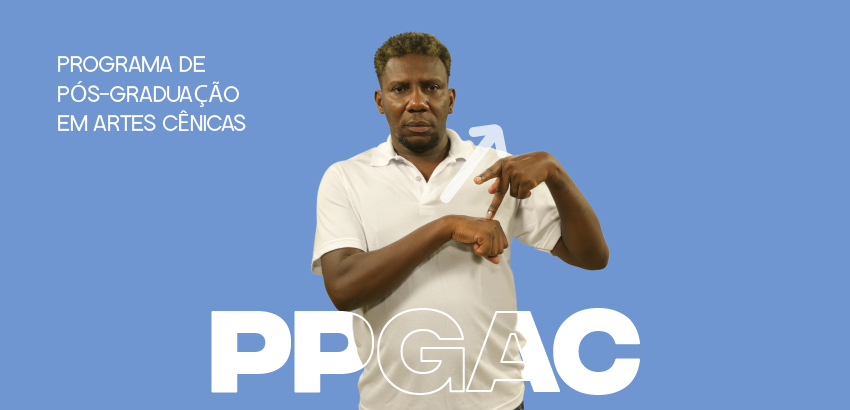 Homem de pele negra, usando camisa polo branca, faz sinal em Libras em frente a fundo azul. À esquerda, está escrito “Programa de Pós-Graduação em Artes Cênicas”. Na parte inferior, em destaque, a sigla “PPGAC” em letras brancas.