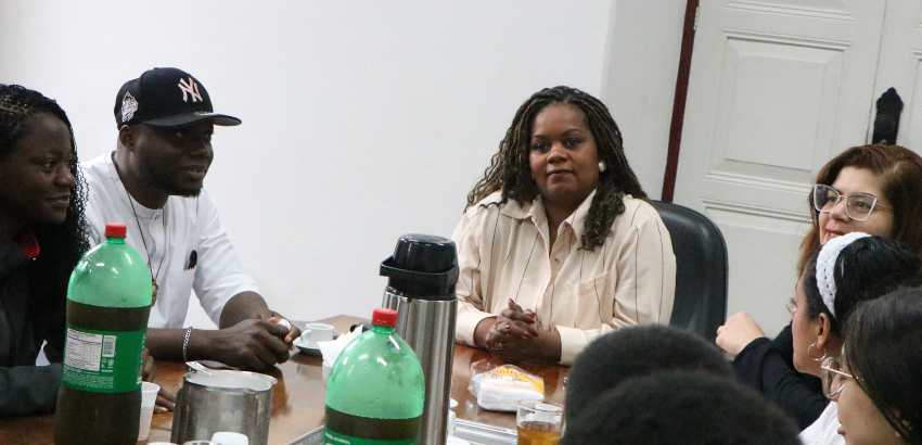 Vice-reitora, Roberta Fróes, recepciona alunos estrangeiros em evento na reitoria