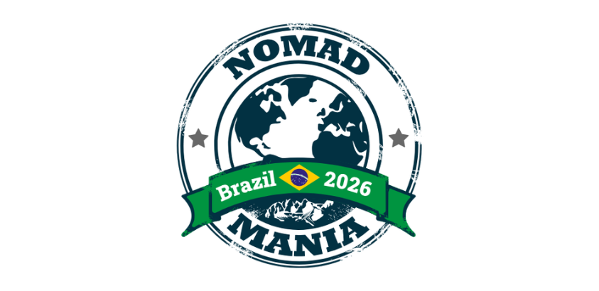 Logotipo circular da NomadMania com ilustração de um globo ao centro. Ao redor, o nome “Nomad Mania” aparece em destaque. Uma faixa verde atravessa a parte inferior com a inscrição “Brazil 2026” e uma pequena bandeira do Brasil no meio. O fundo é claro e 