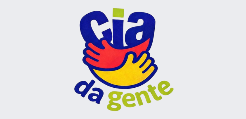 Logotipo com as palavras “cia da gente”, em azul e verde. No centro, duas mãos estilizadas em vermelho e amarelo formando um abraço