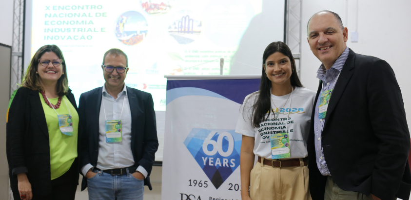 A professora Feranda Faria está à esquerda com conjunto preto e blusa verde claro, usando óculos e cabelos soltos. Ela está acompanhada de mais três pessoas. A docente da UFOP participou do Congresso Nacional sobre desevolvimento sustentavel, em Aracaju.