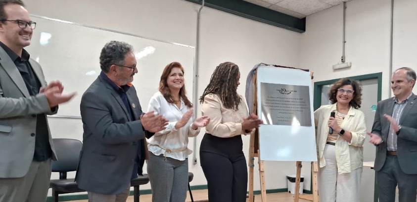 Professores e autoridades ligadas à UFOP celebrem e descerram placa em homenagem aos 19 anos do curso de medicina