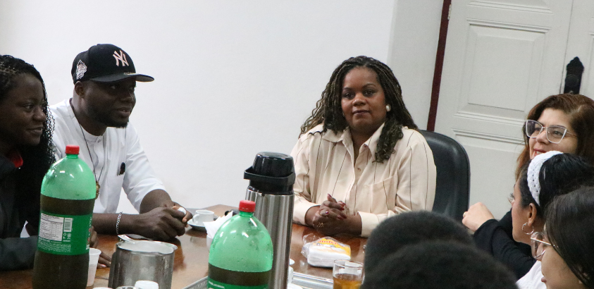 Vice-reitora, Roberta Fróes, recepciona alunos estrangeiros em evento na reitoria