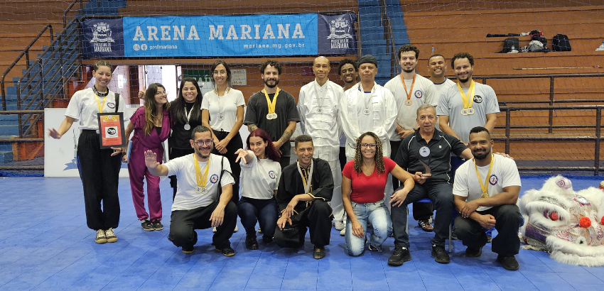 grupo de pessoas posando para a foto