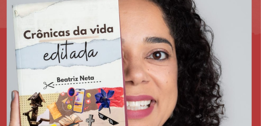 Mulher de cabelos cacheados e batom rosa segura o livro "Crônicas da vida editada"