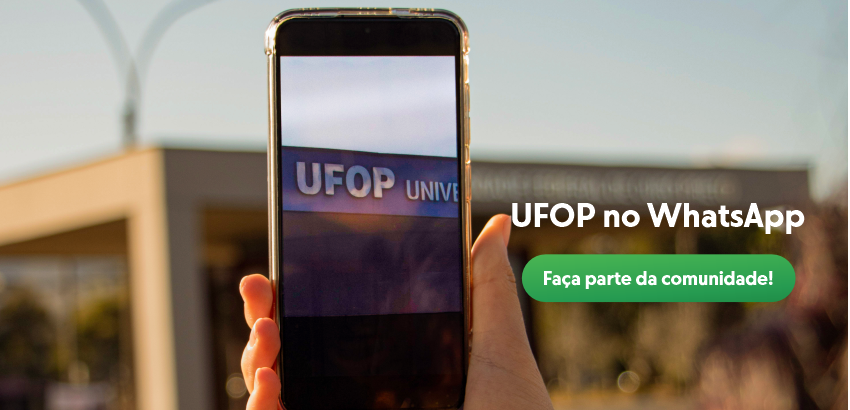 Mão segura um celular que mostra o letreiro “UFOP” na entrada do campus Morro do Cruzeiro. Ao fundo, a mesma construção aparece desfocada. À direita, o texto “UFOP no WhatsApp” e o botão verde “Faça parte da comunidade!”.