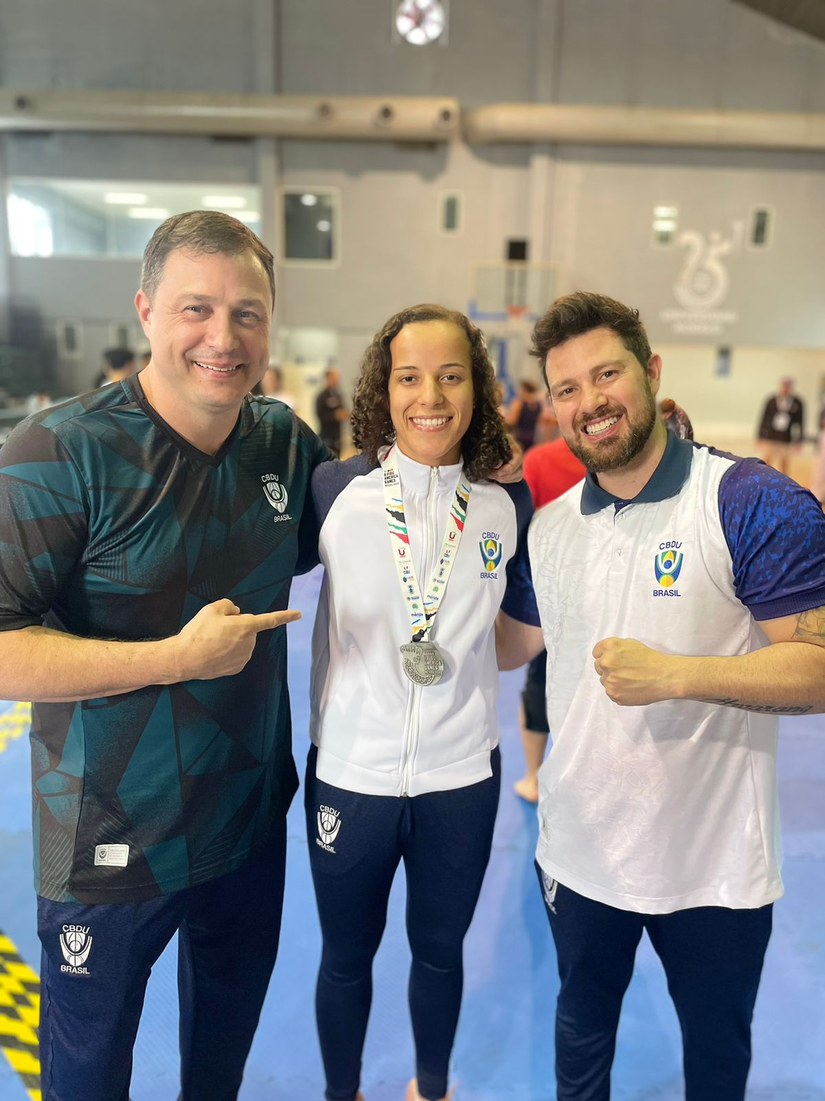 Lara Peixoto, o treinador e mestre Erickson Busatto e o treinador técnico Adelino da Silva Filho.